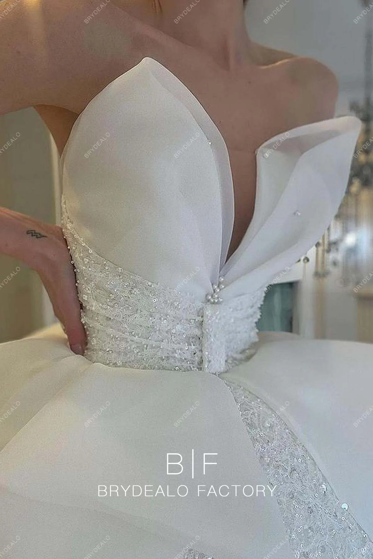 Designer Organza Strapless Shimmer Lace Ball Gown Tulle Wedding Dress