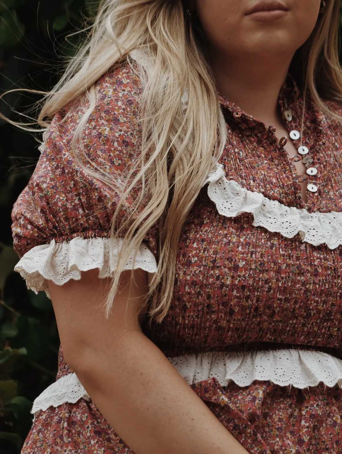 ESLEY DRESS DITSY FLORAL IN POPPY