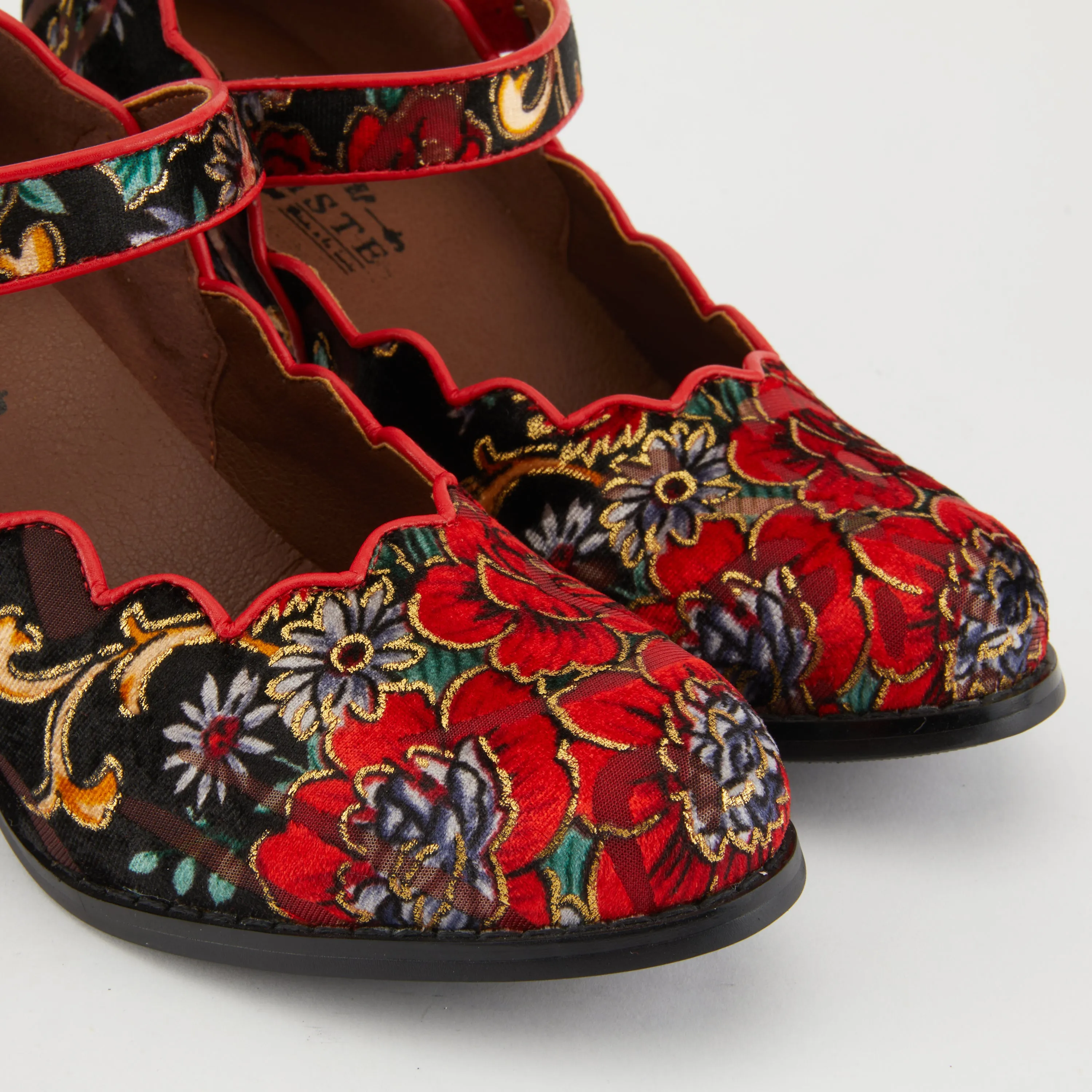 Certainly! Here is an optimized product title in English with modifiers:

LARTISTE Adodora Womens Elegant Hand-Painted Leather Slip-On Shoes