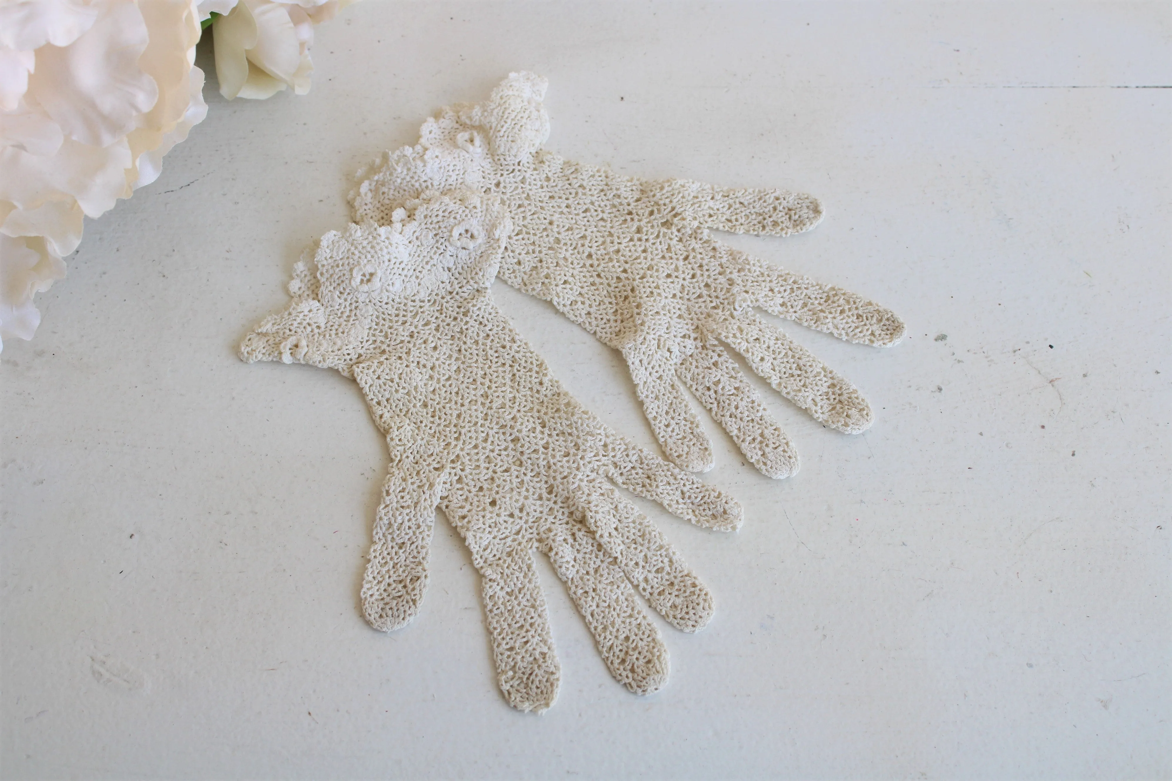Vintage 1930s 1940s Ivory Crochet Gloves