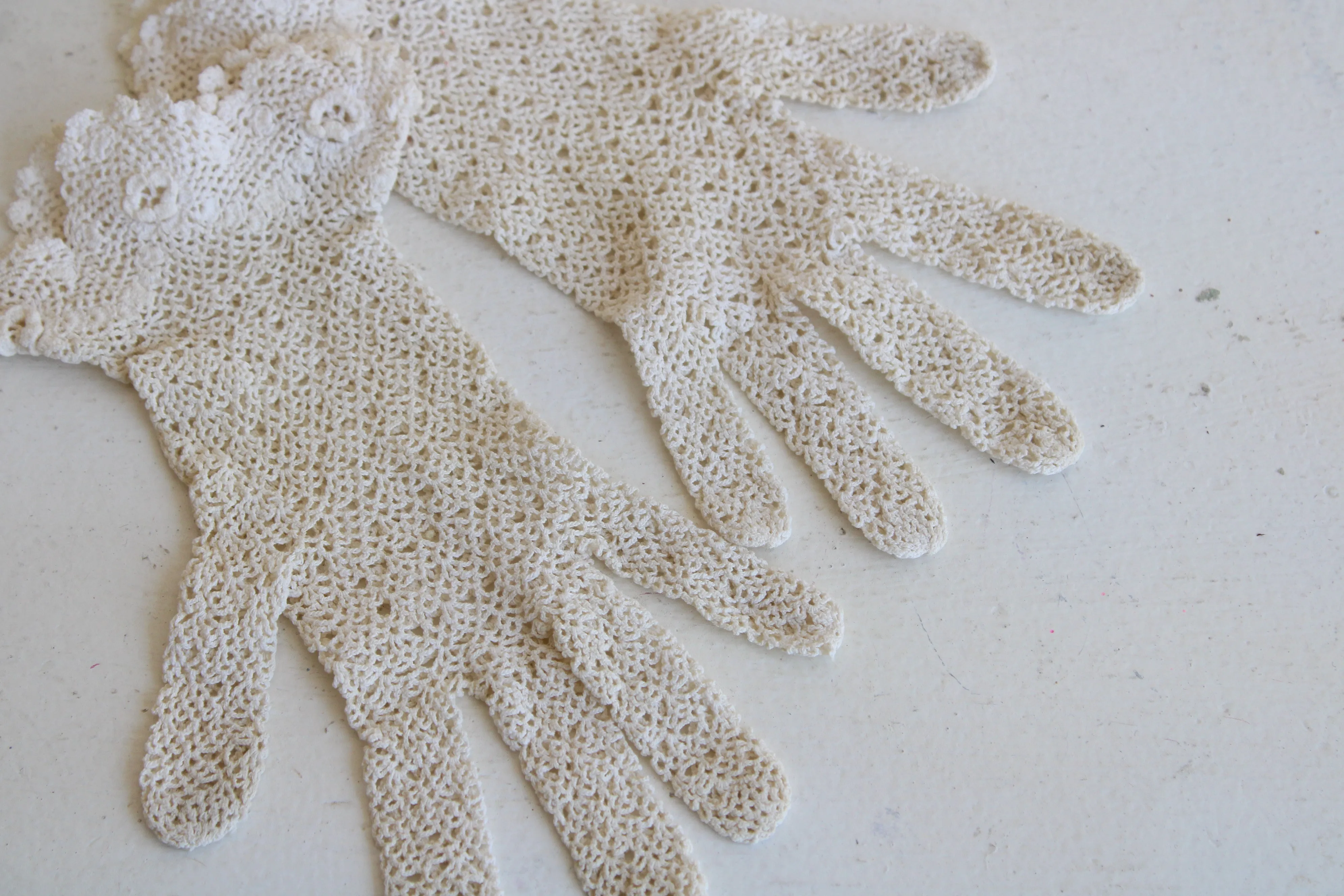 Vintage 1930s 1940s Ivory Crochet Gloves