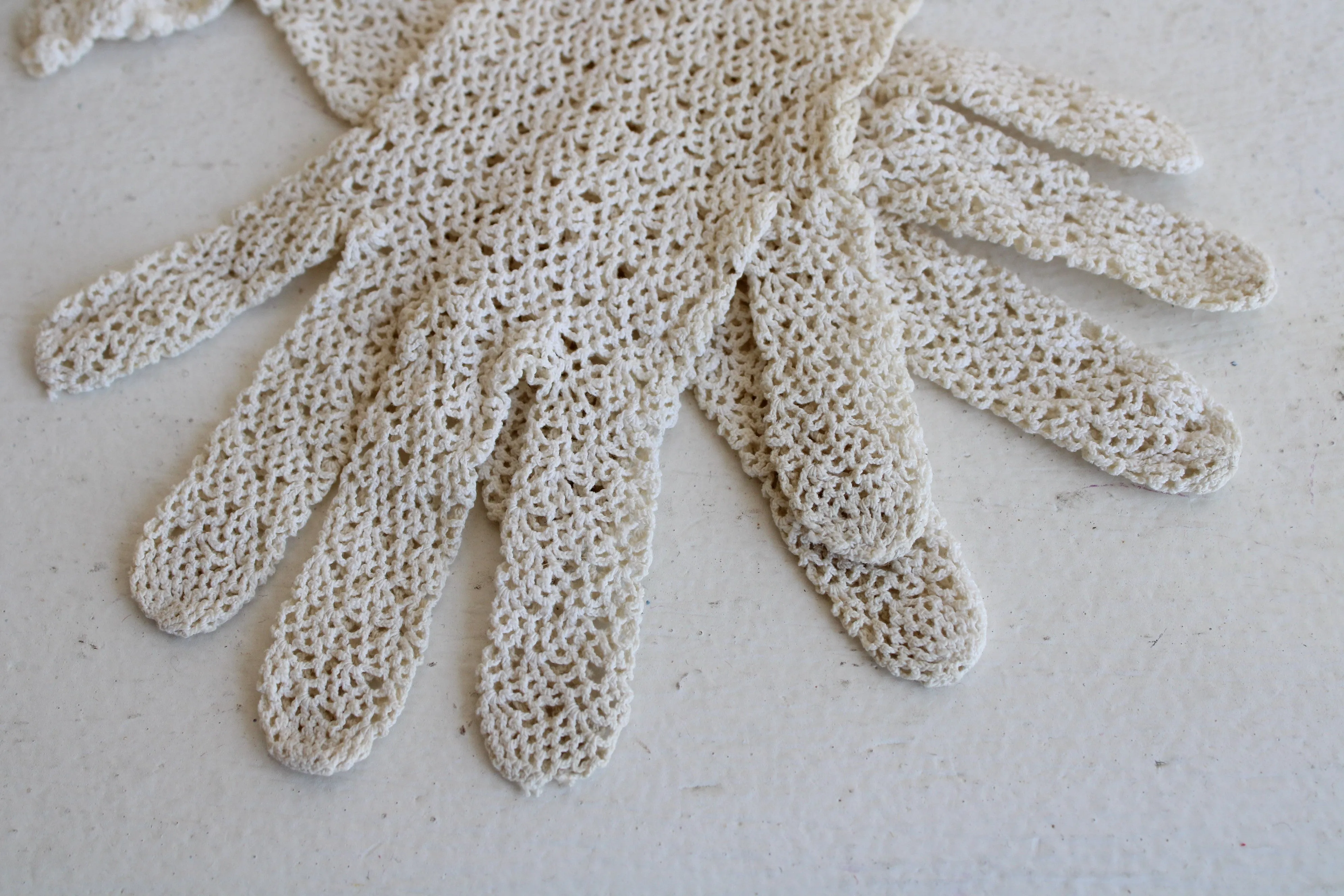 Vintage 1930s 1940s Ivory Crochet Gloves